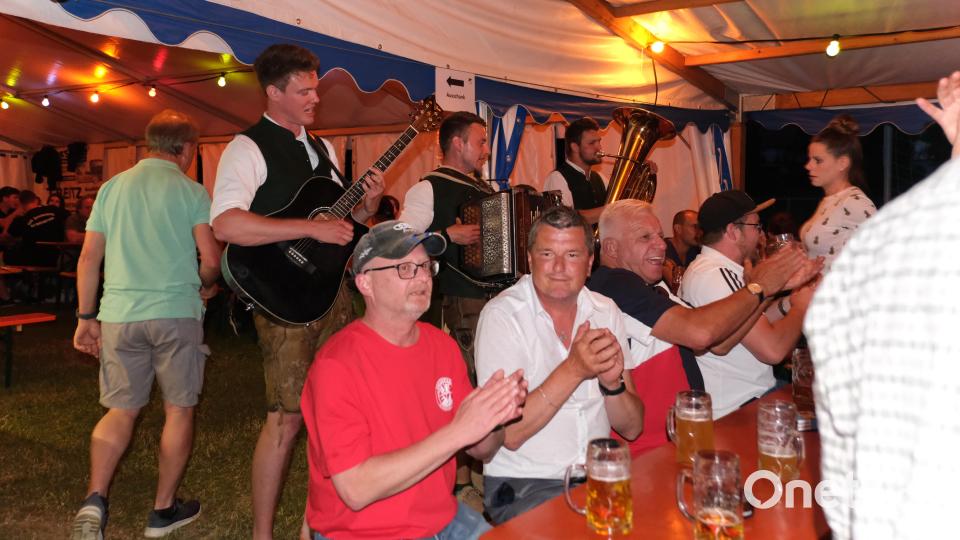 Das laue Sommerwetter passte perfekt zum bayerischen Abend auf dem Gelände des SV Altenstadt/Vohenstrauß, der im Rahmen des Sommerfestes abgehalten wurde. Bild: Renate Hilburger SVA