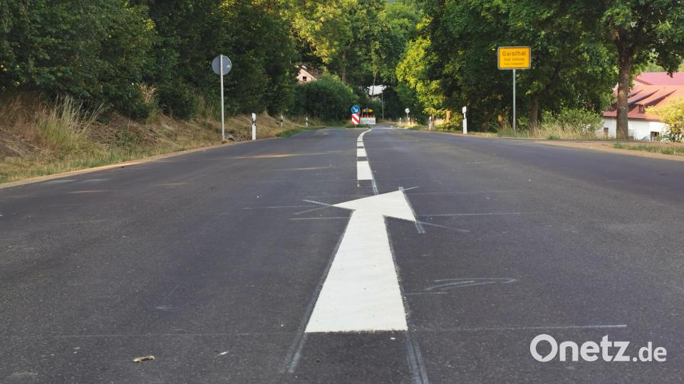 Die sanierte Trasse endet kurz hinter dem Ortsschild von Gaisthal. Bild: Portner