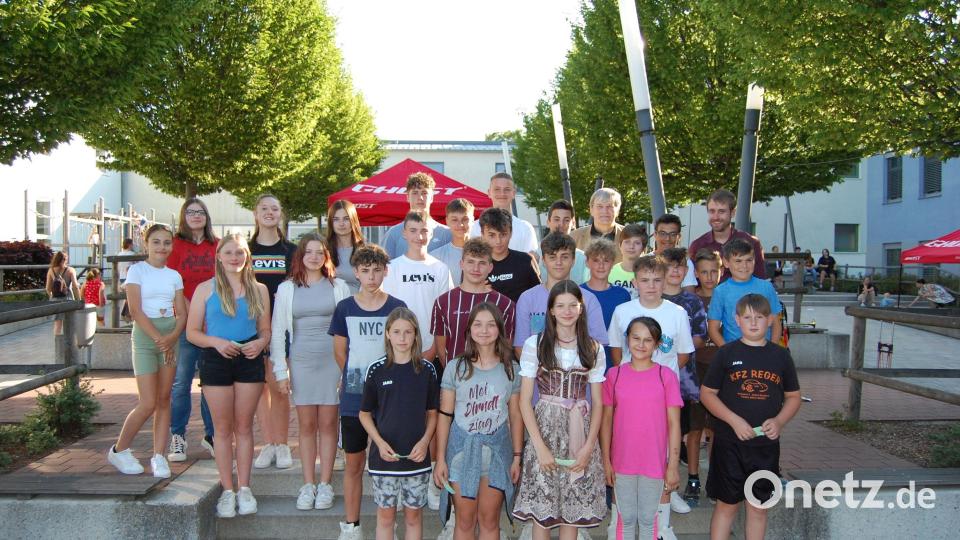 Ein ganz besonderes Highlight war die Sportlerehrung: Unter dem Beifall und Jubel der Gäste wurden die jungen Sportlerinnen und Sportler einzeln auf die Bühne gerufen. Bild: Schreiner/exb
