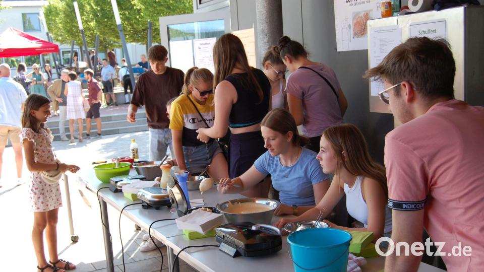 Einige Klassen erweiterten die Verköstigung durch Kaffee und Kuchen, Küchel, Waffeln, Zuckerwatte, Eis, Fruchtcocktails und Fruchtspieße. Bild: Schreiner/exb