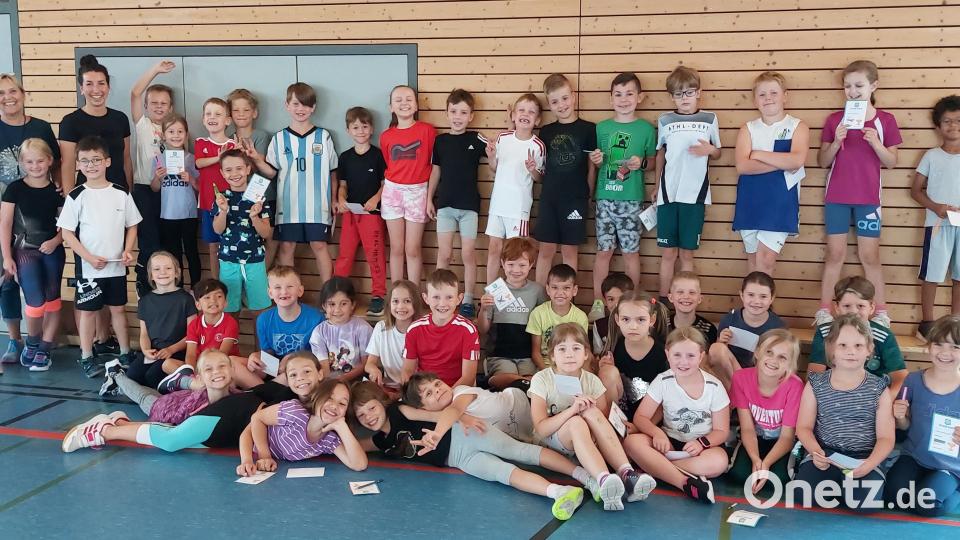 Ein quirliger Sportlerhaufen, den Ilona Fritsch und Felicitas Graßmann (hinten, von links) zu betreuen haben Bild: gmü