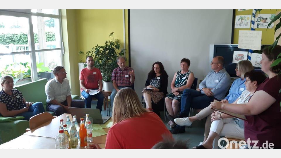 Anna Schwamberger, Tobias Reiß, Ulrich Macht (Moderator), Karl Georg Haubelt, Anne Droste, Gabriele Bayer, Christian Gleißner, Wolfgang Karbstein, Brigitte Scharf, Christina Ponader (Moderatorin). Bild: Netzwerk Inklusion/exb