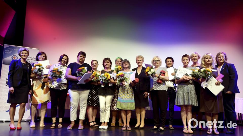 Die Geehrten für 40 Jahre Zugehörigkeit (von links): Martina Daucher, Renate Beer, Erika Eichhammer, Rosemarie Fischer, Sabine Karpf, Maria Ibler, Angelika Biehler, Brigitte Eilles, Anita Lavall, Angela Meyer, Sabine Ott und Margareta Wagner. Ganz links Oberin Tatjana Richter, Generaloberin Edith Dürr (9. von links) und rechts Kerstin Wittmann, Pflegedirektorin am Klinikum St. Marien. Bild: zig