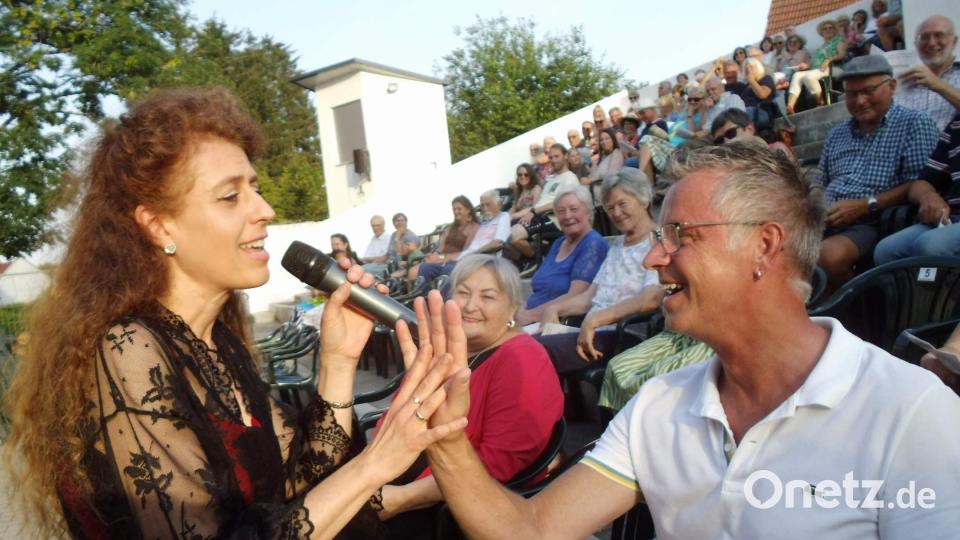 Jana Müller in der Rolle der Gräfin Orczelska aus dem Musical „Friedrich – Mythos und Tragödie“: Mit der eindeutigen Aufforderung „Komm und berühr mich, nimm mich, verführ mich“ näherte sie sich unter anderem Bürgermeister Hermann Falk (rechts). Bild: u