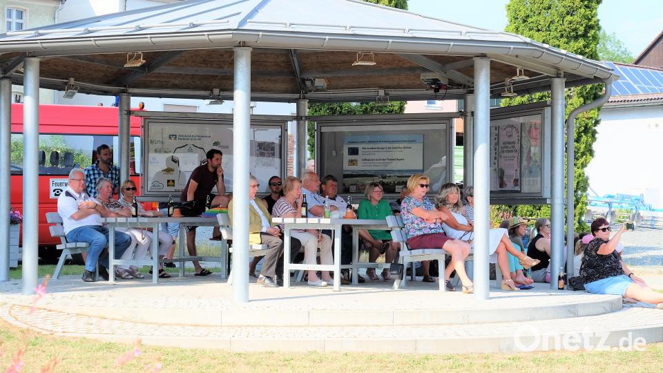 Auch im Pavillon wurden die Schattenplätze gerne angenommen. Bild: wlr