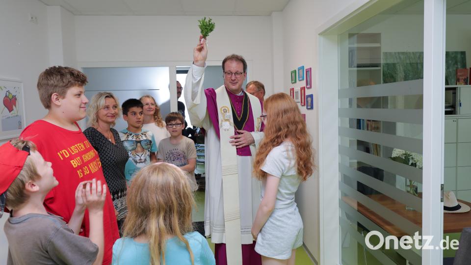 Domkapitular Michael Dreßel segnet die neuen Räume der Heilpädagogischen Tagesstätte und der Beratungsstelle der Katholischen Jugendfürsorge. Bild: Wolfgang Steinbacher