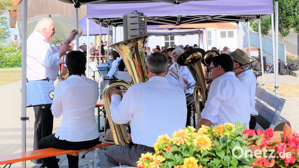 Bei der sengenden Hitze war es nötig, auch den Musikern, wie hier dem Posaunenchor, mit Zelten und Schirmen Schatten zu spenden. Bild: wlr