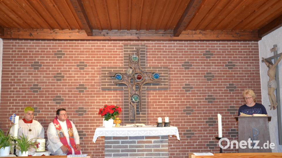 Elisabeth Völkl trägt die Lesung vor. Bild: gi