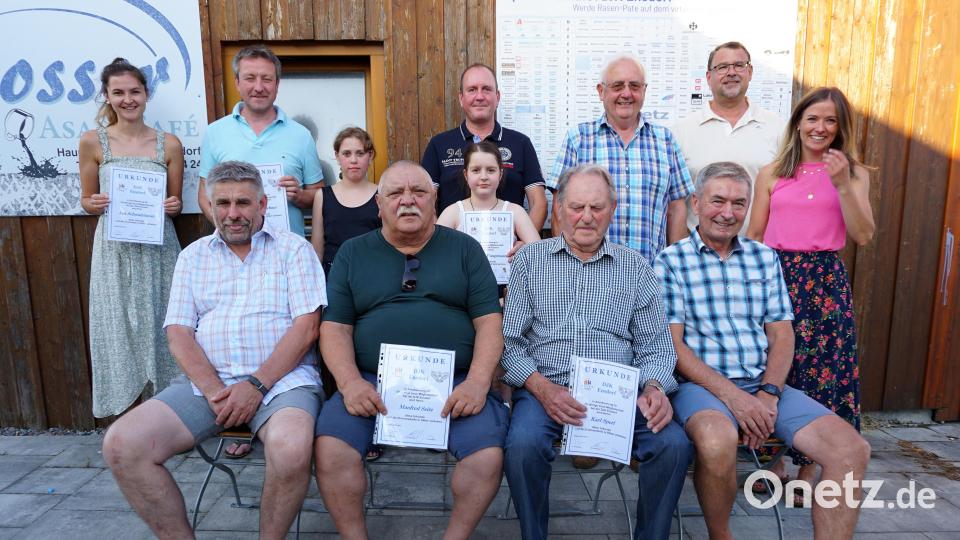 Für langjährige Mitgliedschaft Geehrte mit den DJK-Vorsitzenden Linda Trager, Christian Scharl (stehend von rechts) und Lothar Trager (sitzend rechts) Bild: tra