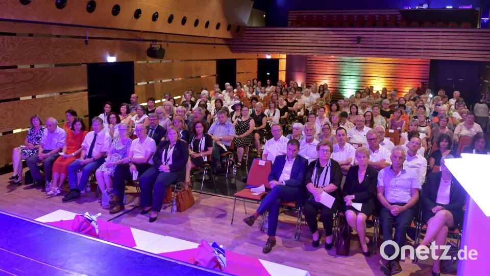 Gut gefüllt war der Kubus in Ursensollen beim diesjährigen Schwesternfest der Schwesternschaft Wallmenichhaus. Bild: zig