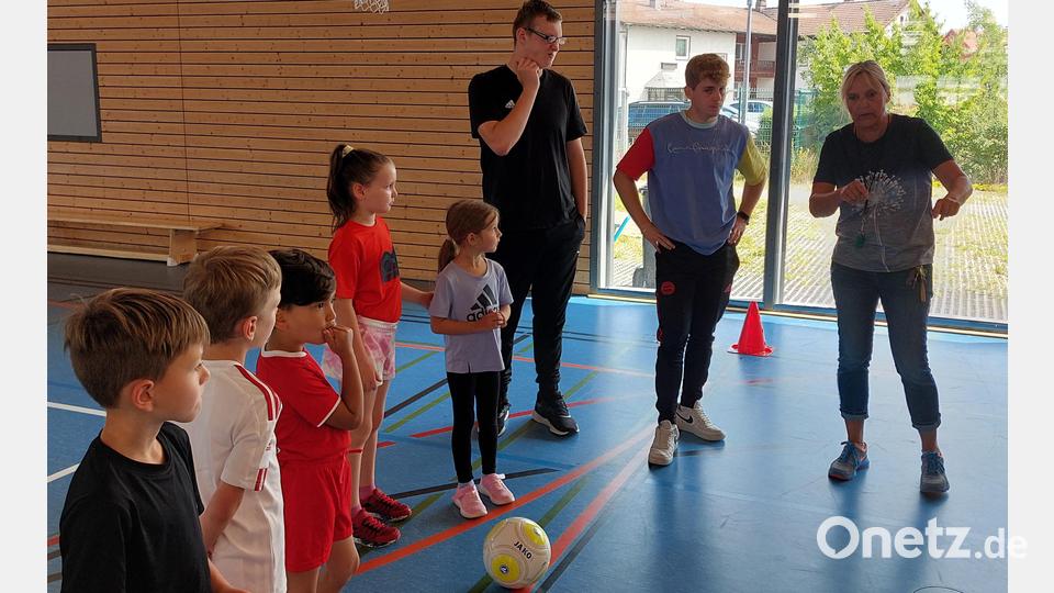 Auch der beste Coach braucht seine Assistenten. Die Schüler der 9. Klasse unterstützen bei der Aktion, wo es nur geht. Bild: gmü