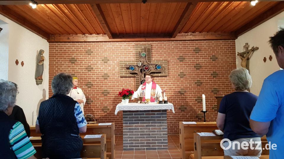 Pfarrer Udo Klösel hält den Festgottesdienst zum Patrozinium der Kapelle St. Jakobus in Gaisheim. Bild: gi