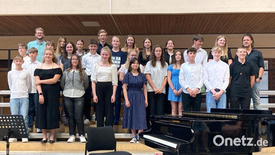 Die Klassen 8a und 9a des Musischen Zweiges stellten sich nach dem Konzert zum Gruppenfoto auf. Bild: Stefan Daubner/exb