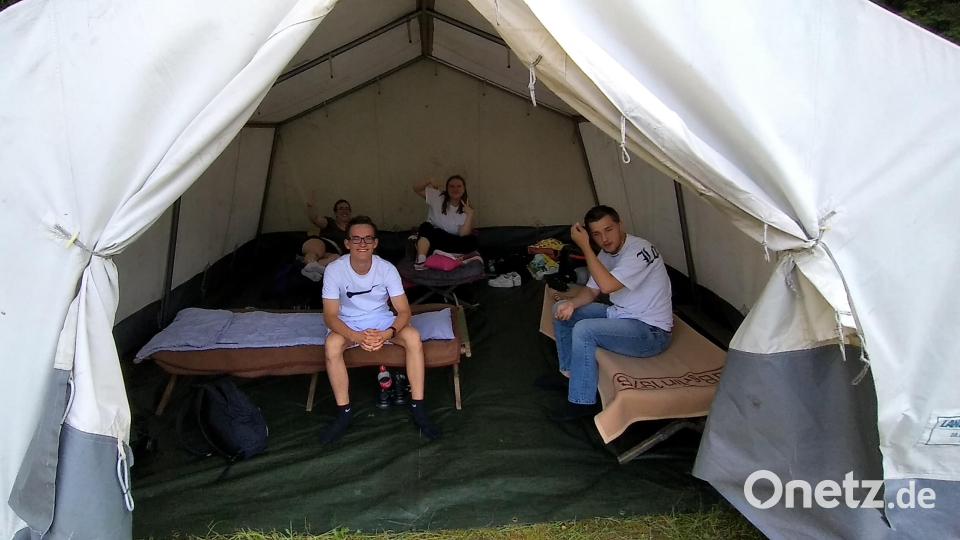 In den Zelten, wo in Kürze über 50 Kinder aus Berlin nächtigen, hatten sich zum Jubiläum ehemalige und aktuelle Betreuer eingenistet. Bild: Scherr/exb