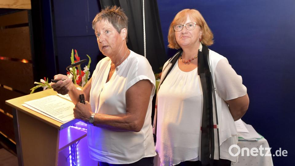 Juliane Schatz (links) und Margarete Hirsch (rechts) stellten in einem Vortrag ihre humanitäre Hilfeleistung in Berlin-Tegel im Zeichen des Roten Kreuzes vor. Bild: zig