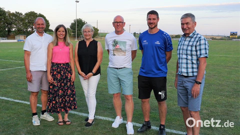 Bürgermeister Hans Ram, 3. Vorsitzende Linda Trager (von links) und Vorsitzender Lothar Trager (rechts) verabschiedeten die langjährigen Übungsleiter Cordula Schmidt, Peter Christmann und Florian Amrhein (von links) Bild: tra