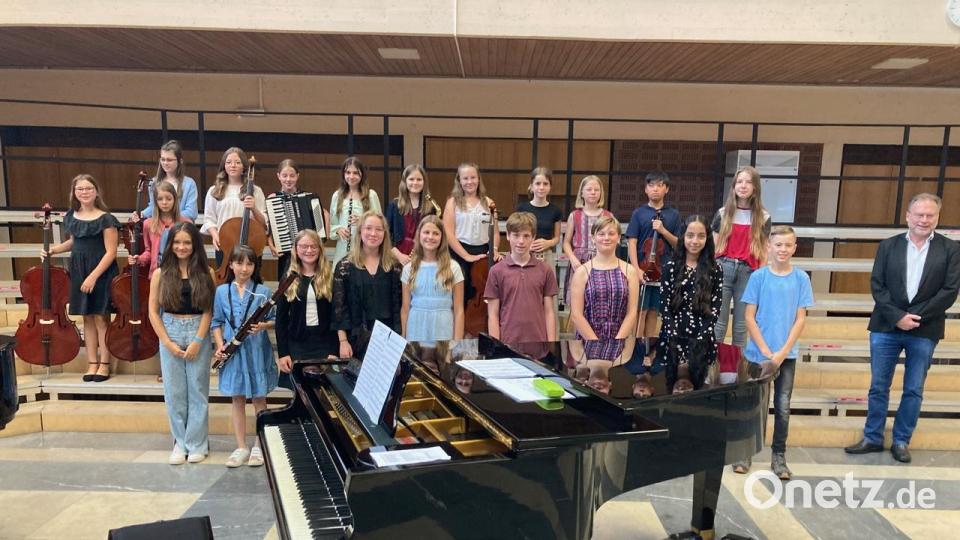 Die Schüler der 6. Jahrgangsstufe des Musischen Zweiges stellten sich nach dem Konzert zum Gruppenfoto auf. Bild: Stefan Daubner/exb