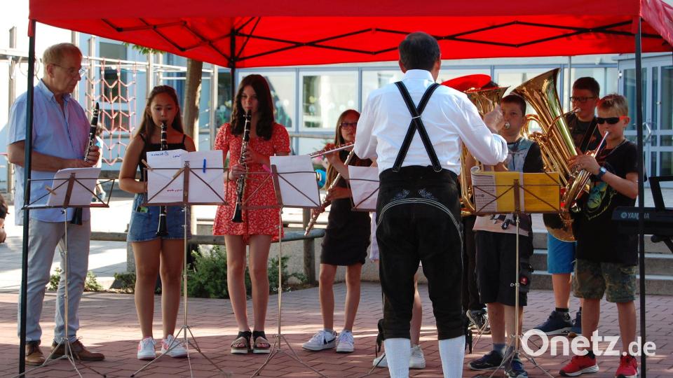 Auf der zentralen Bühne begeisterten die Auftritte der Bläserklassen und der Bläsergruppe ebenso wie das Können der Musikgruppe 9 und des Klarinettenquartetts. Bild: Schreiner/exb