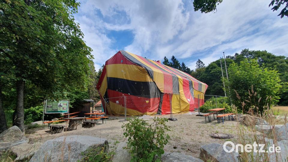 Für eine Woche ist das Waldhaus in Pfaben in eine schwarz-rot-gelbe Hülle gepackt. Der Grund: Hier werden mittels Gas Holzwürmer bekämpft. Bild: kaz