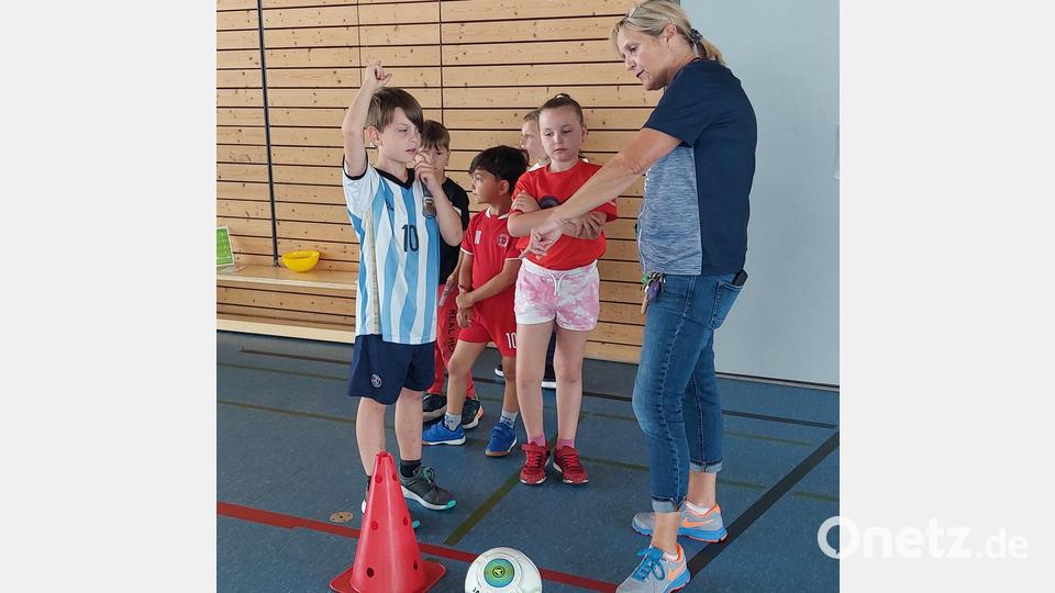 Wird es der neue Messi? Ilona Fritsch tut als erster Coach ihr Bestes dafür. Bild: gmü