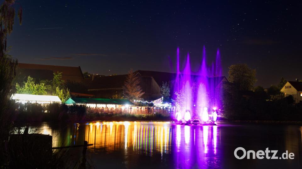 Die Wasserspiele auf dem Dorfweiher waren wieder der Höhepunt des Sommerfestes der Letzauer Wehr. Bild: Kathrin Forster/exb