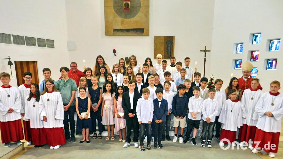 40 Mädchen und Jungs aus der Pfarreiengemeinschaft Kirchenlaibach-Mockersdorf spendete Probst Eduard Fischnaller (Dritter von rechts) das Sakrament der Firmung. Bild: whü