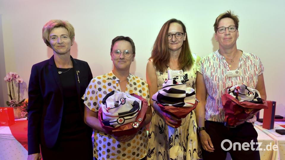 Stellvertretend für die neu aufgenommenen Mitglieder (von rechts): Silvia Pöllath, Alexandra Drenske und Martina Nitzbon mit Oberin Tatjana Richter. Bild: zig