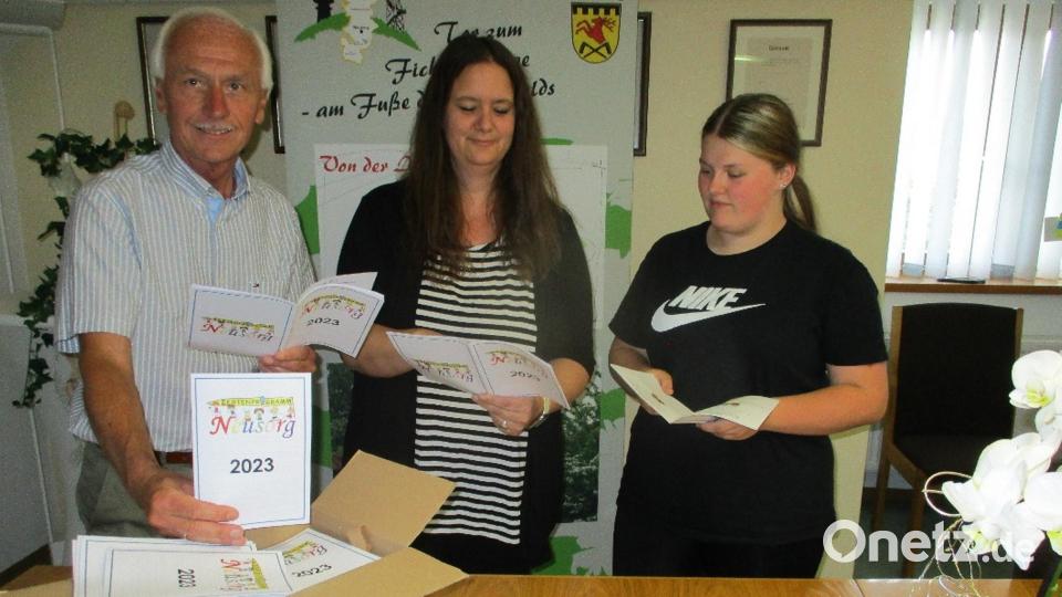 Die mit Spannung erwartetet Ferienprogrammhefter von der Druckerei Weyh sind im Rathaus Neusorg eingetroffen. Bild: Verwaltungsgemeinschaft Neusorg/exb