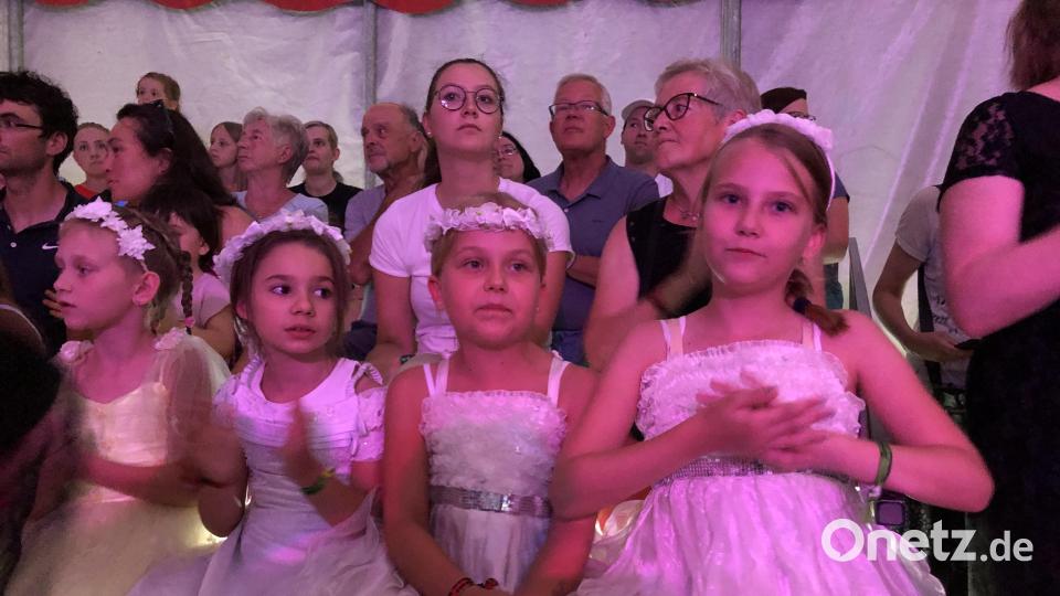 „Manege frei“ für die Grundschule Neustadt/WN. Die Kinder verzaubern die Zuschauer unter der zirkuskuppe von Störnstein. Bild: krb