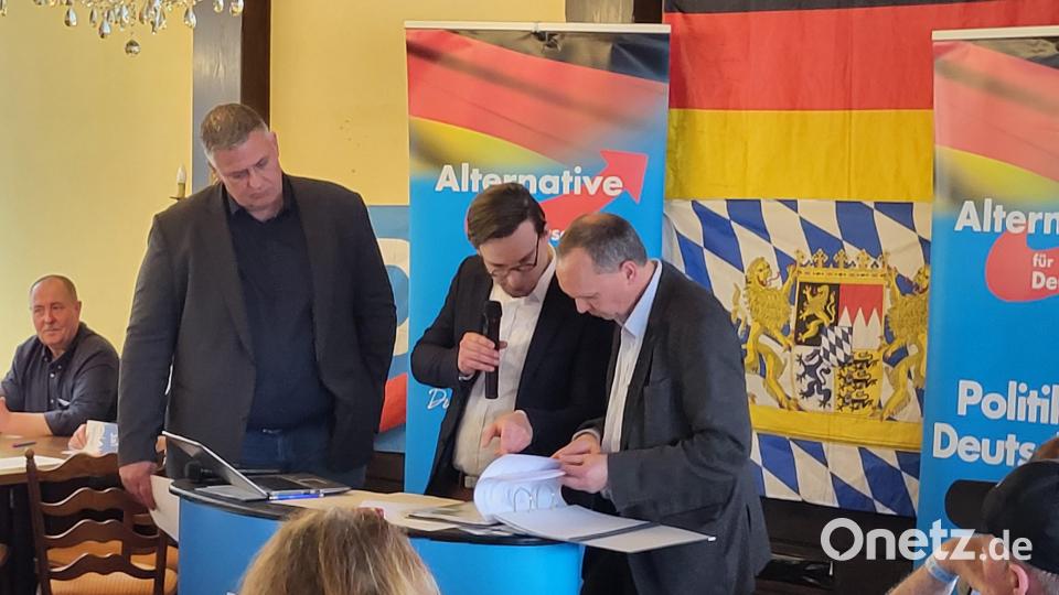 Roland Magerl (links) mit den Versammlungsleitern Tobias Peterka aus Bayreuth und Christian Paulwitz. Magerl holte bei Listennominierung Platz eins. Bild: Würth, Wolfgang