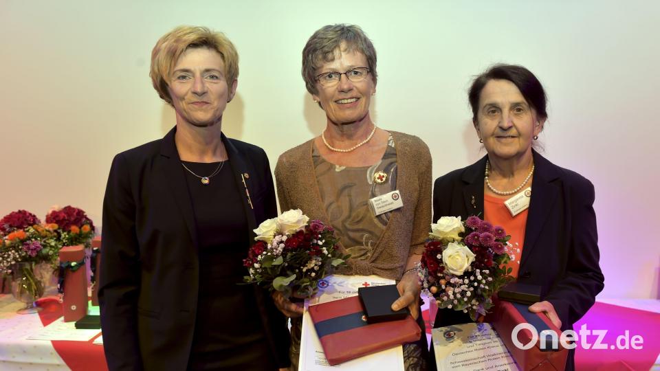 Stellvertretend für die Mitglieder für 10 und 25 Jahre Zugehörigkeit: Beate von Stern Gwiazdowski (Mitte, 10 Jahre) und Margareta Zinkl (rechts, 25 Jahre). Links Oberin Tatjana Richter. Bild: zig