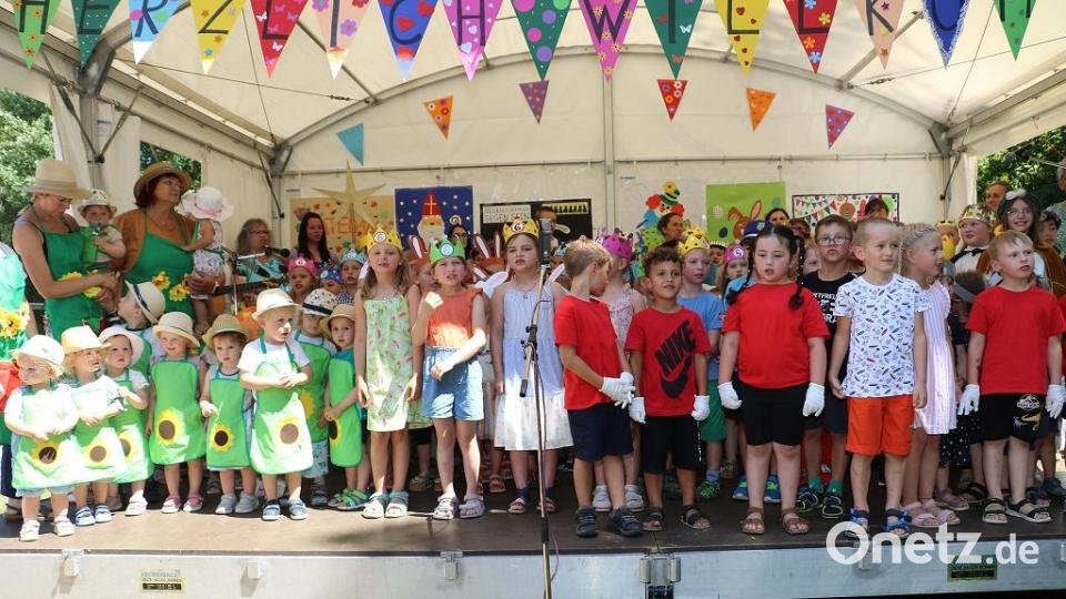 Zum großen Finale kamen alle Beteiligten der Aufführungen zum Sommerfest im Kinderhaus St. Michael Waldsassen auf die Bühne. Bild: Christina Schmidt/exb