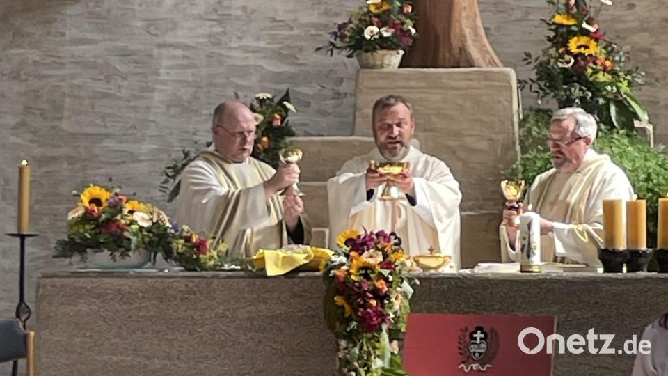 Pater Vinzenz (Mitte) feiert seine Heimatprimiz in St. Josef in Wernberg-Köblitz. Mit am Altar stehen Pater Lukas Temme aus dem Kloster in Schwarzenfeld (links) und der örtliche Pfarrer Markus Ertl (rechts). Bild: Maria Schlögl/exb
