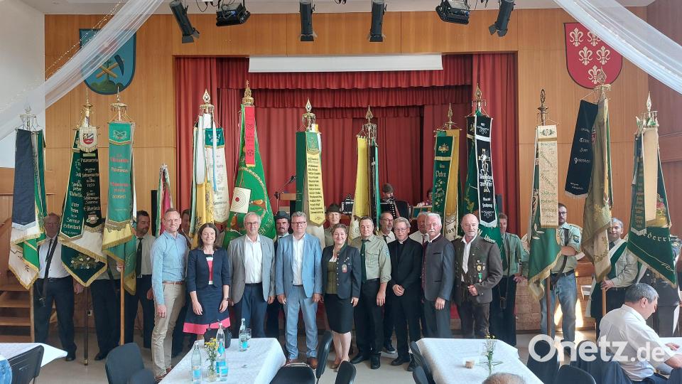 Umrahmt von den Fahnen der Schützenvereine): Von links Thomas Pickel (Vorstand Sparkasse Amberg-Sulzbach), Sonja Kalb (stellv. Vorstand Sparkasse Amberg-Sulzbach), Franz Mädler (stellv. Landrat), Bürgermeister Michael Göth, Evi Benner-Bittihn (Vizepräsidentin des Deutschen Schützenbundes), Josef Diertl (Vizepräsident des OSB), Franz Brunner (Präsident des OSB) und Werner Wendl (Gauschützenmeister). Bild: mfh