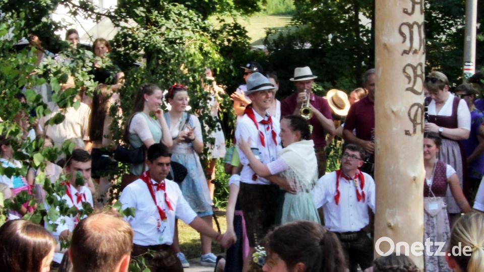 Den Ehrentanz des Oberkirwapaares Esther Appel und Luis Kohl begleiteten die 13 übrigen Paare mit rhythmischem Klatschen zur Musik der Kirchenreinbacher Spitzboum. Bild: ds