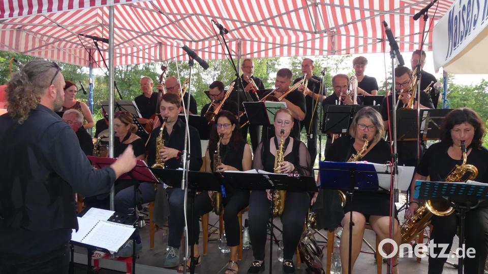 Die Bigband Eschenbach bereitet mehr als 250 Musikfreunden ein Hörerlebnis niveauvollen Klangeffekten. Bild: rn