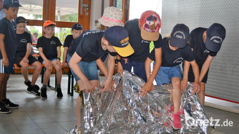 Sie hatten den Dreh raus, wie man als Team eine Rettungsdecke wendet, ohne dass einer runterfällt. Bild: kki