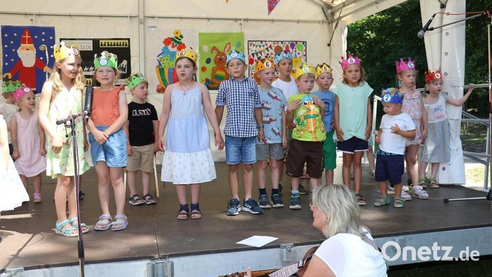 Vielseitige waren die Aufführungen beim Sommerfest im Kinderhaus St. Michael Waldsassen. Bild: Christina Schmidt/exb