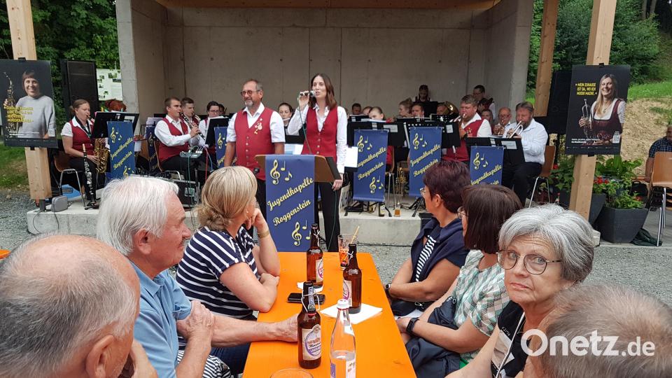 Einen gewaltigen Eindruck hinterlässt die Jugendkapelle Roggenstein bei der Sommerserenade im Moosbacher Generationenpark. Bild: gi