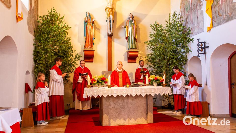 Die Heilige Messe wurde zelebriert durch Weihbischof Reinhard Pappenberger, Pfarrer Markus Bruckner und Kaplan Justin Kishimbe, sowie den vier Ministranten und einem gemeinsamen Projektchor aus dreißig Sängerinnen und Sängern aus Immenreuth und Kulmain. Bild: Markus Koenig/exb