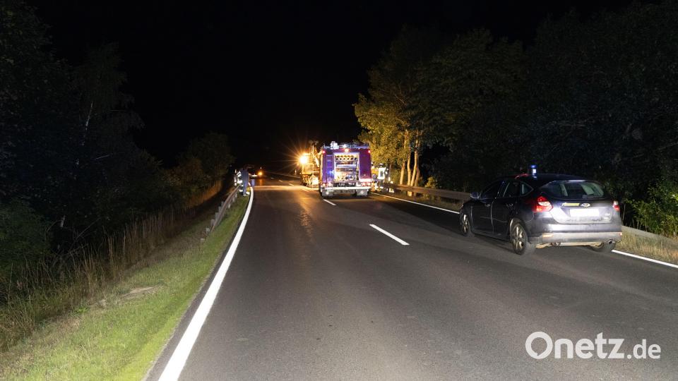 Die Feuerwehr leuchtete die Unfallstelle aus. Bild: Roland Wellenhoefer