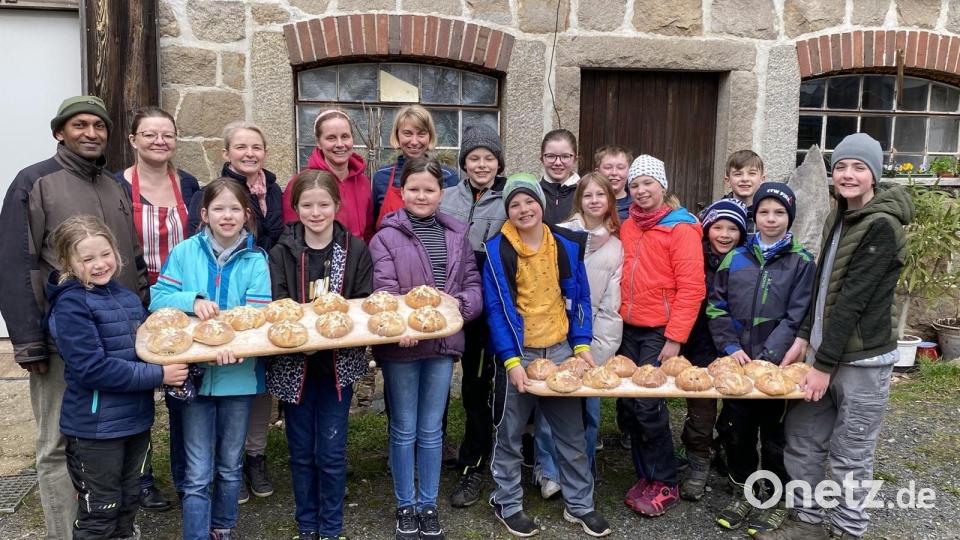 Gemeinsam haben die 17 Firmlinge Osterbrote gebacken und sie in der Osternacht verkauft. Bild: kki