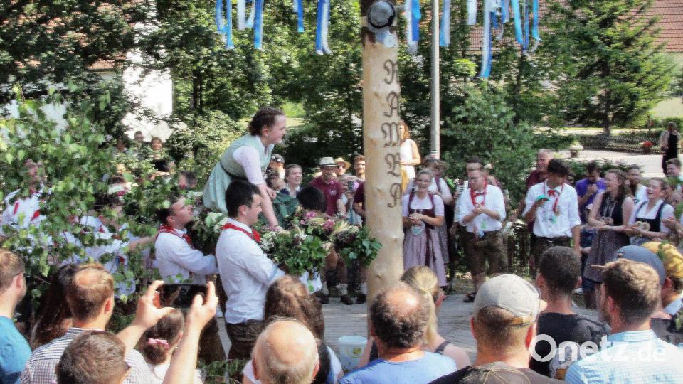 Die Kirwaburschen machten es dem neuen Oberkirwamoil Esther Appel nicht leicht, an das Geschenk am Baum heranzukommen. Bild: ds