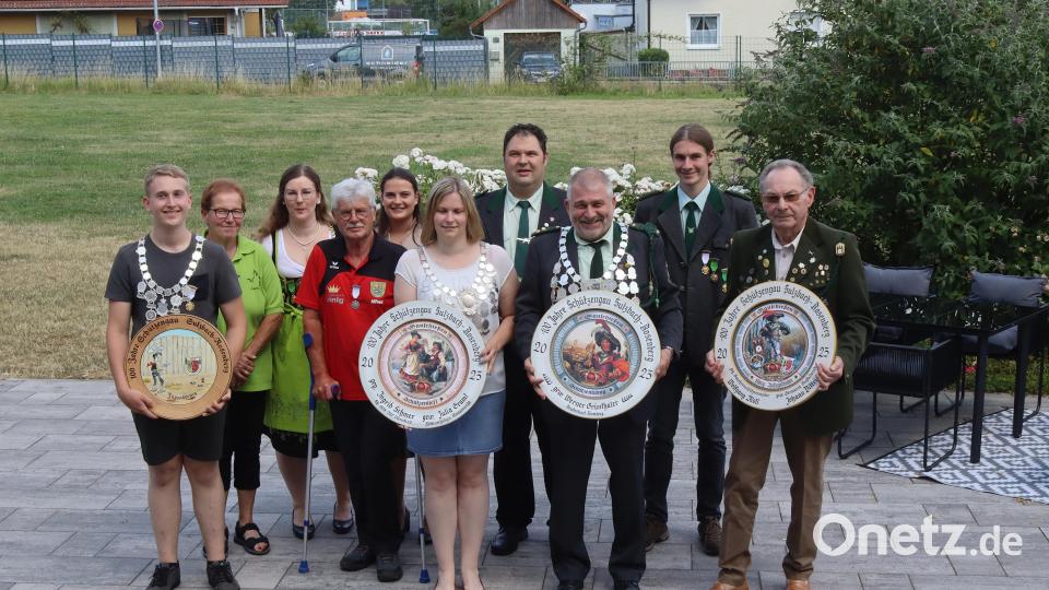 Die neuen Würdenträger halten wunderschön gestaltete Schützenscheiben in Händen: Von links Jugendkönig Timo Meier, Schützenliesl Julia Graml, Schützenkönig Werner Grünthaler und Auflagenkönig Johann Dittrich. Bild: mfh