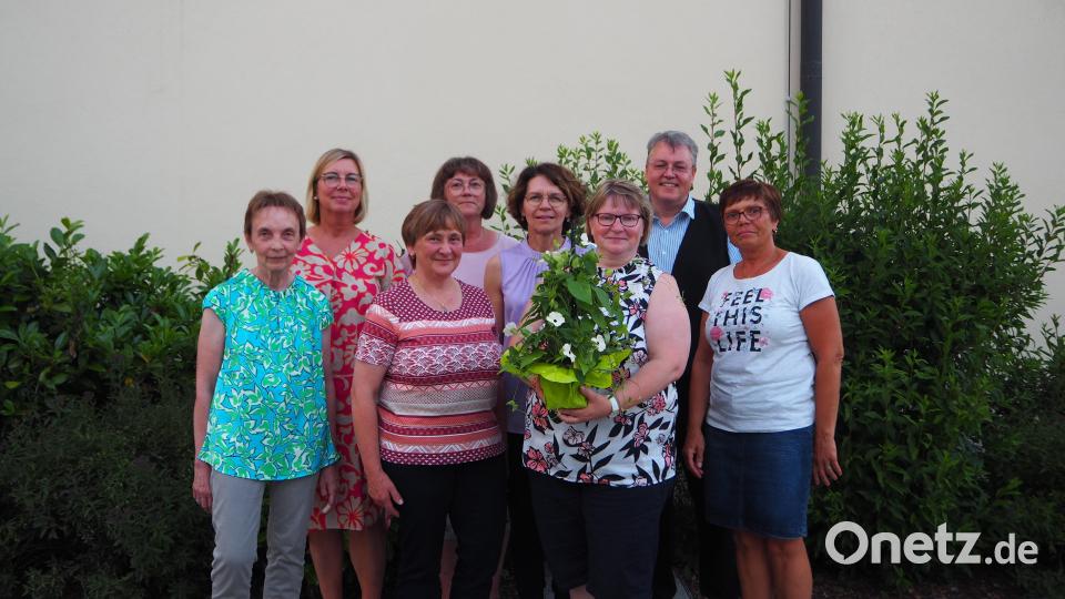 Langjährige Mitglieder erhalten und tragen einen Verein. Deshalb war es der KDFB-Führungsmannschaft (von li.) Elfriede Bauer, Martina Wiesnet, Veronica Geigenmüller, Sieglinde Persau, Elisabeth Nickl und Franziska Lautner eine besondere Freude Maria Anzer aus Schlammersdorf (vorne re.) für 20 Jahre Treue zum KDFB zu danken. Geistlicher Beirat Prior Adrian Kugler schloss sich den Glückwünschen gerne an. Bild: wmi