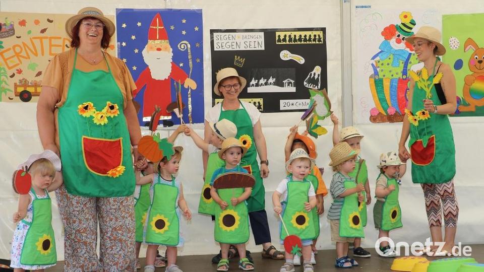 Auch die Kleinsten waren Sommerfest im Kinderhaus St. Michael Waldsassen mit auf der Bühne. Bild: Christina Schmidt/exb