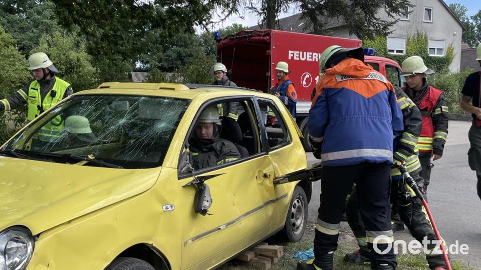 Beim Berufsfeuerwehrtag zeigen die Jugendlichen auch, wie sie jemanden aus einem verunfallten Wagen retten. Bild: Marcel Krcelji/exb