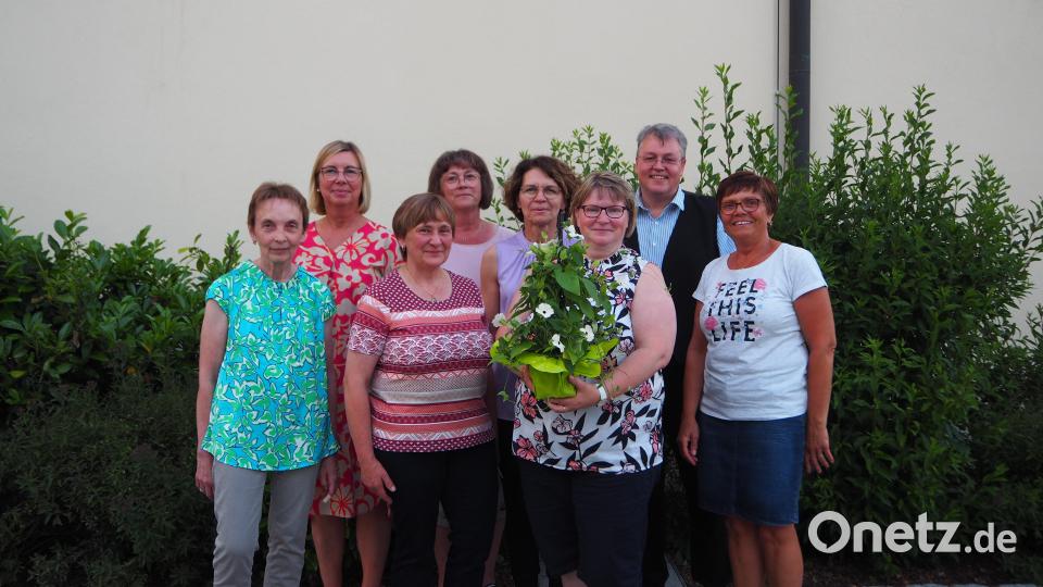 Langjährige Mitglieder erhalten und tragen einen Verein. Deshalb war es der KDFB-Führungsmannschaft (von li.) Elfriede Bauer, Martina Wiesnet, Veronica Geigenmüller, Sieglinde Persau, Elisabeth Nickl und Franziska Lautner eine besondere Freude Maria Anzer aus Schlammersdorf (vorne re.) für 20 Jahre Treue zum KDFB zu danken. Geistlicher Beirat Prior Adrian Kugler schloss sich den Glückwünschen gerne an. Bild: wmi