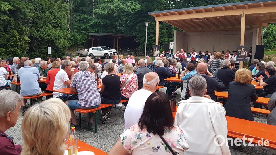 Der Kurpark ist beim Konzert der Jugendkapelle Roggenstein bestens besetzt. Bild: gi