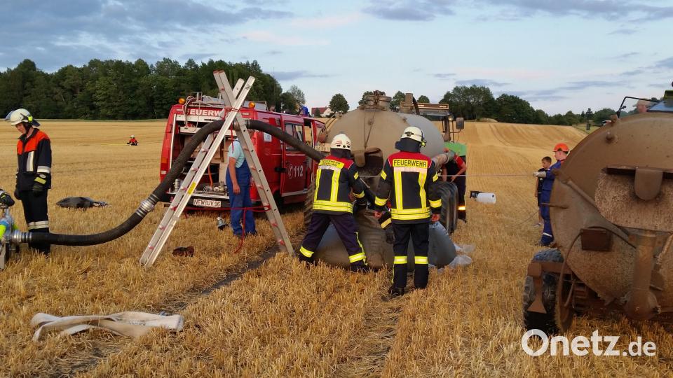 Zusammen mit den Landwirten proben Oberlinder Feuerwehrleute den Ernstfall eines Flächenbrands. Bild: dob